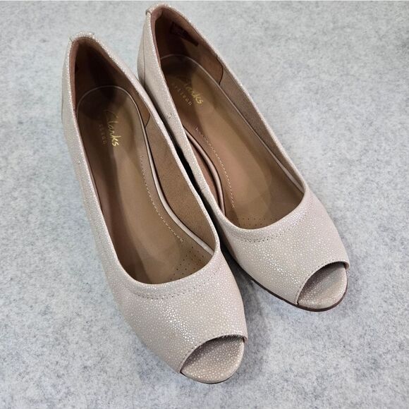 🐢 Clarks Artesian Size 8 2" Wedge Tan - Picture 3 of 17